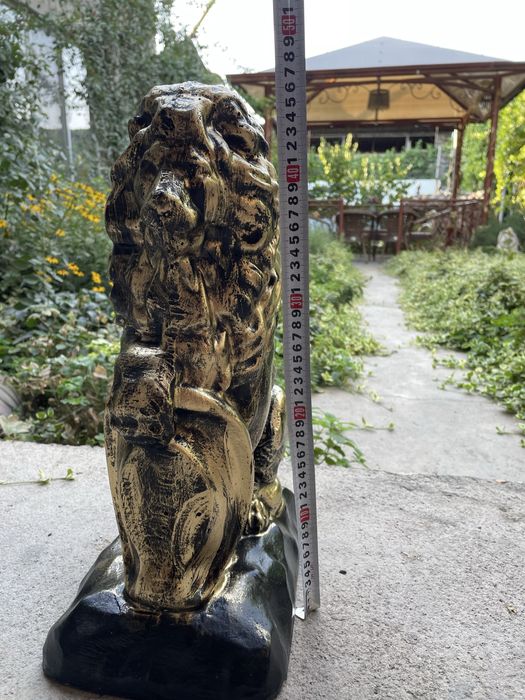 Статуэтка льва..