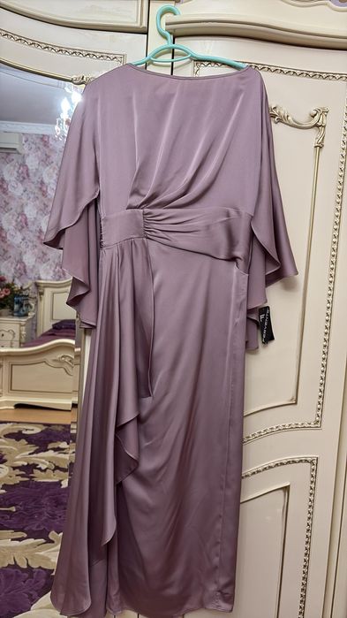 Продам платья. Дочь одевала всего один раз. Дорогие платья.