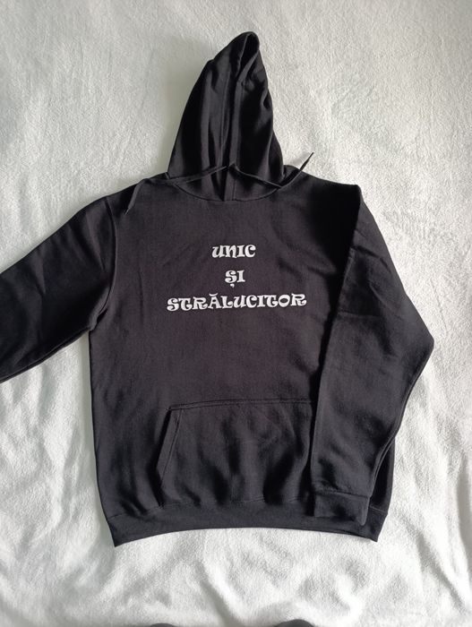 Hanorac barbatesc, negru,  personalizat cu mesajul Unic și strălucitor