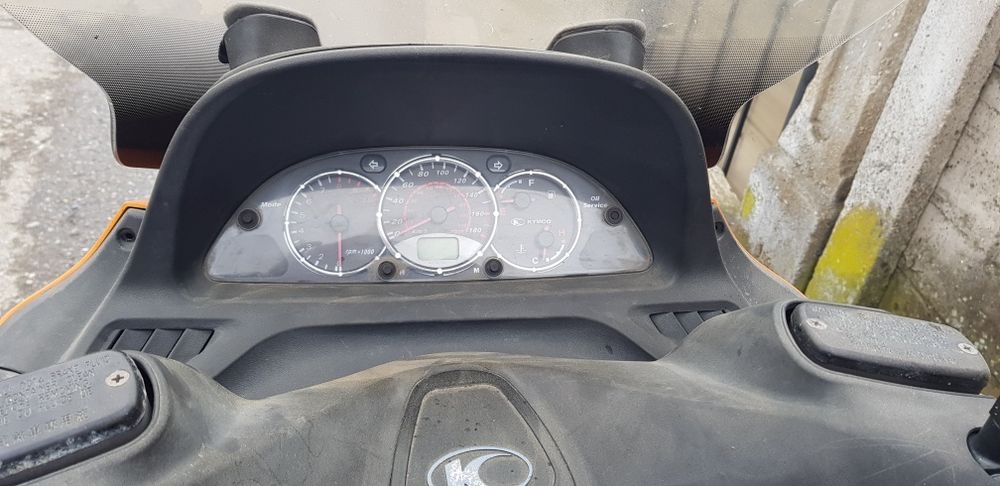 Vând scuter kymco de 500cc
