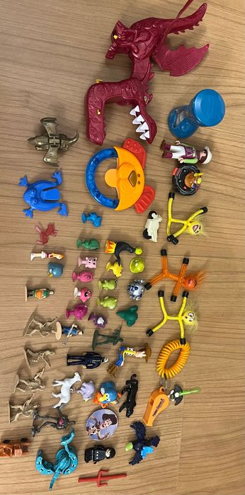 Лот от играчки от Kinder + плюшени играчки всичко за 11 лв.