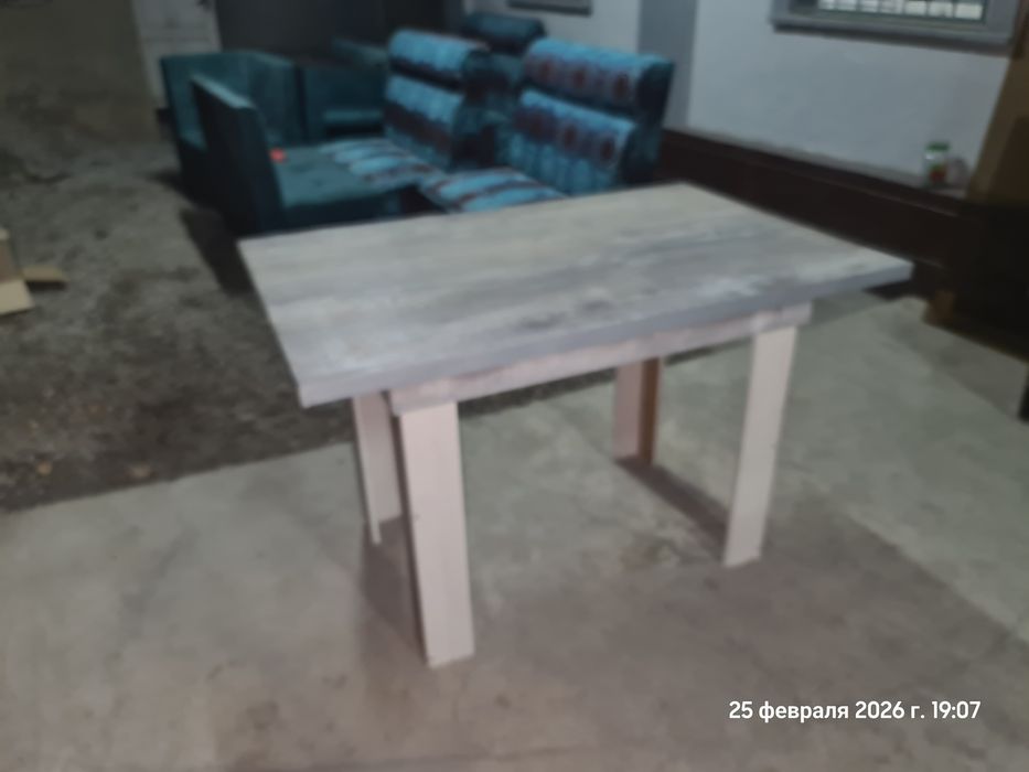 Столик/ стол не большой