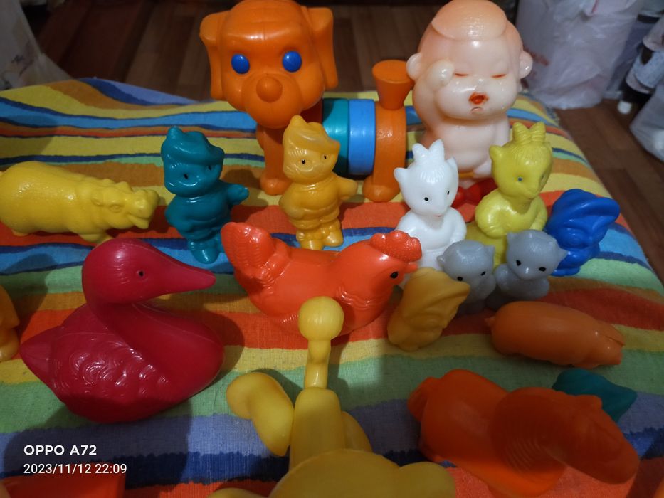 Продам советские  игрушки пластмасс. Листайте.
