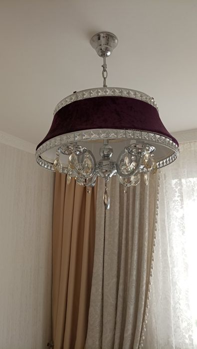 Люстра рабочая,все подвески на месте