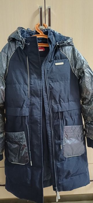 Продам куртка ветровку на капюшоном