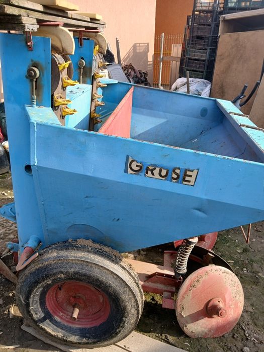 Vând plantator grusse
