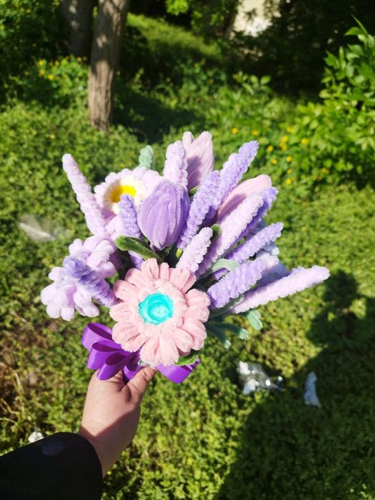 Aranjamente florale din sarma plusată