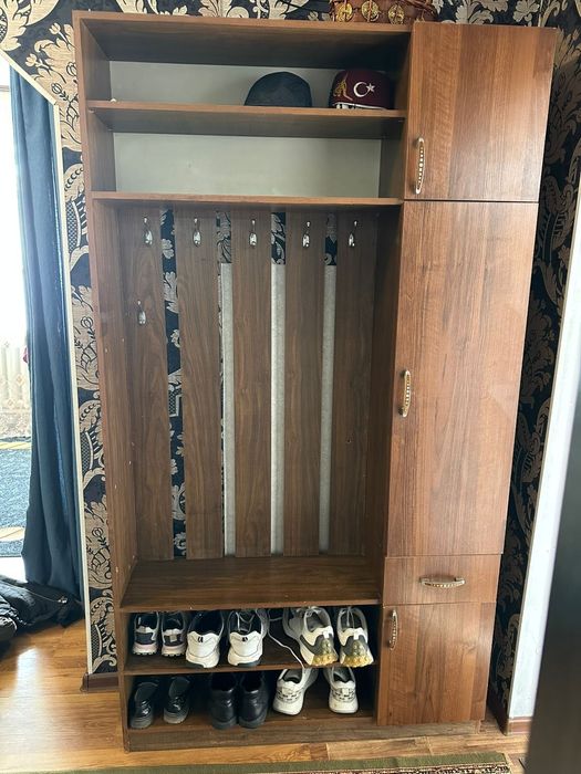 Продам прихожую и ковёр