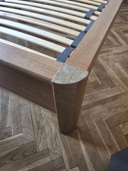 Спалня с нощни шкафчета и подматрачни рамки