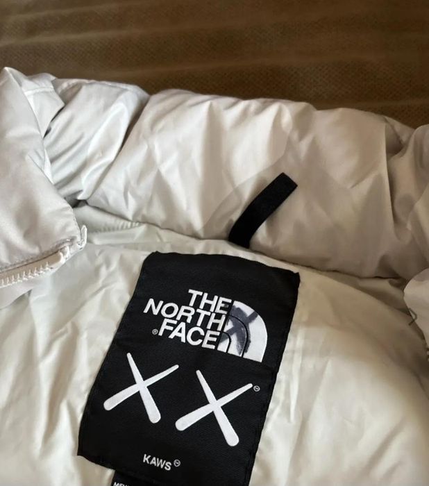 Geaca north face kaws L stare foarte bună