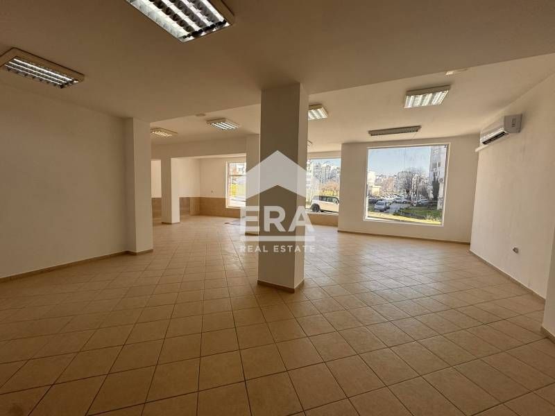 Търговско помещение след основен ремонт, с голяма витрина, за под наем