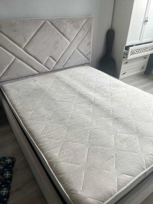 Кровать двуспальная с подъемным механизмом и матрасом