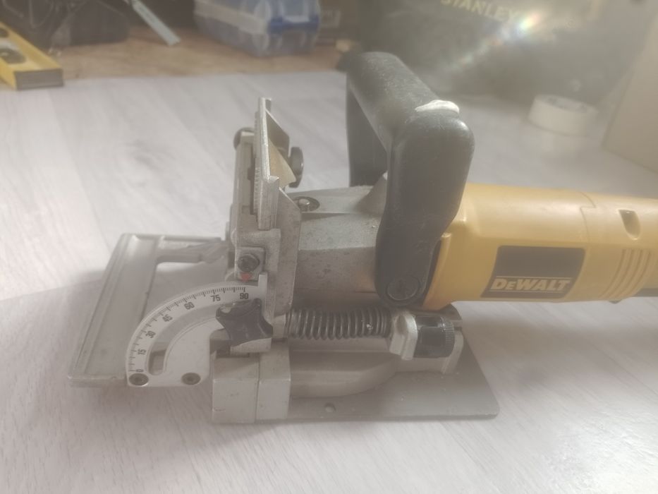 Разные инструменты для столярных работ