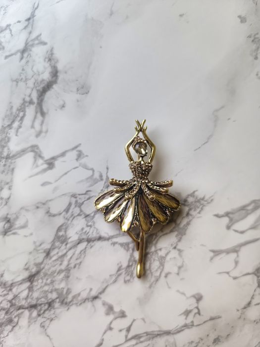 Флорални брошки, брошки с камъни