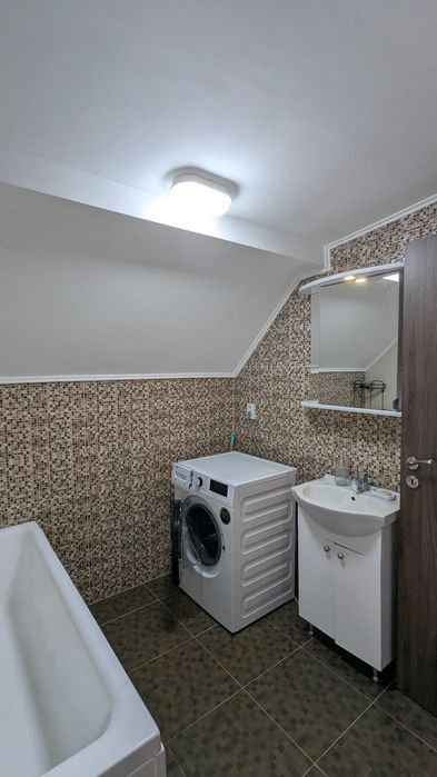 Spre închiriere apartament cu 2 camere, bloc nou,  parcare în curte, AC.
