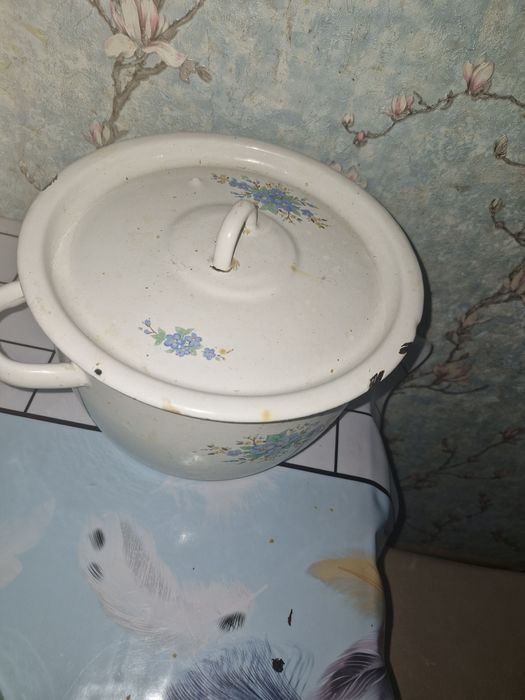 Эмалированная кастрюля