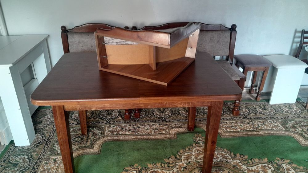 Стол угловой орындырығымен