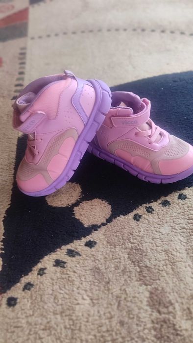 Продам ботинки на девочку фирма Vikko