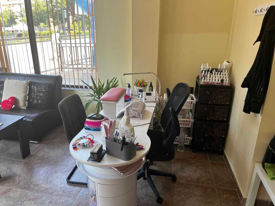 Маса за маникюр, козметично оборудване,салон за красота