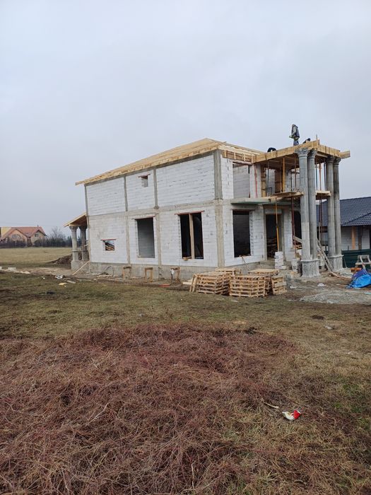 Firma Executăm case la rosu acoperișuri