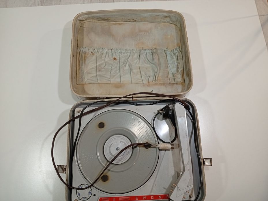 Продавам ретро грамофон „Емона“ с куфар