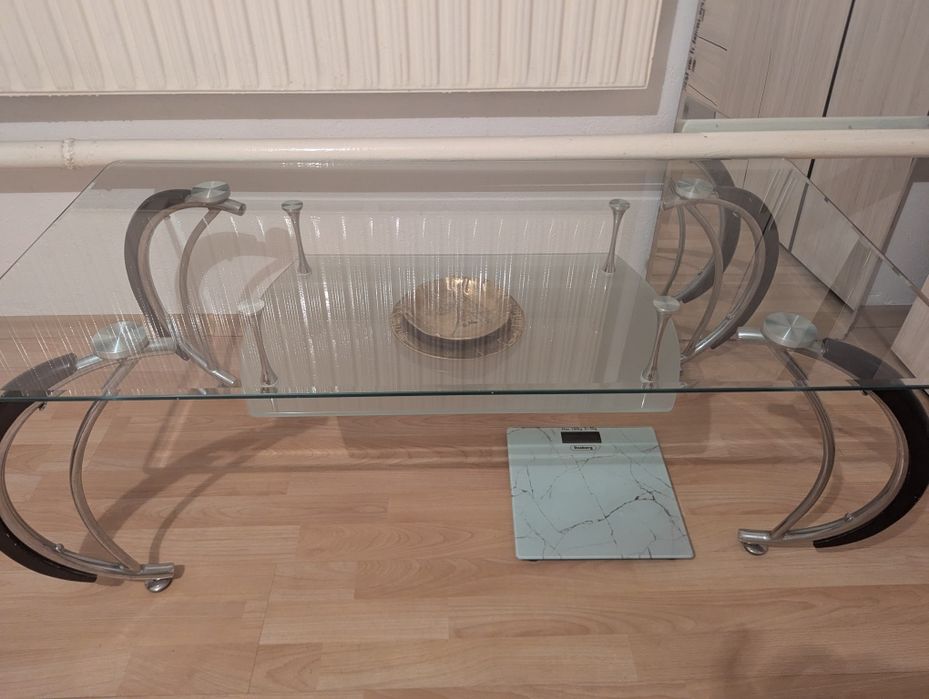 Стъклена холна маса