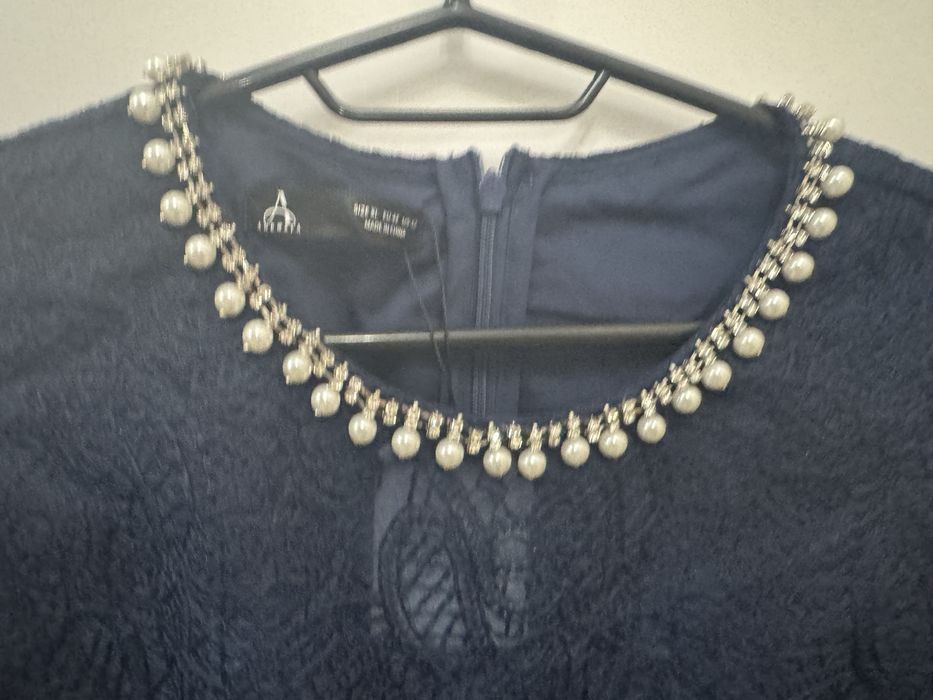 Дамска дантелена рокля с огърлица около деколтето