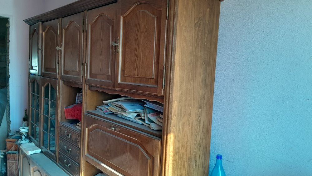 Vând mobilier sufragerie din LEMN MASIV,masă și dulăpior, vintage