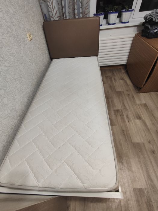 Продам кровать-полуторку