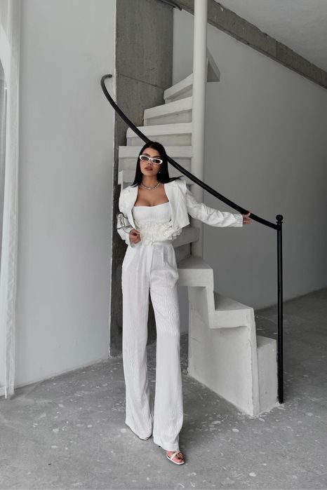 Дамски бял костюм от 3 части – сако, топ и широк панталон
