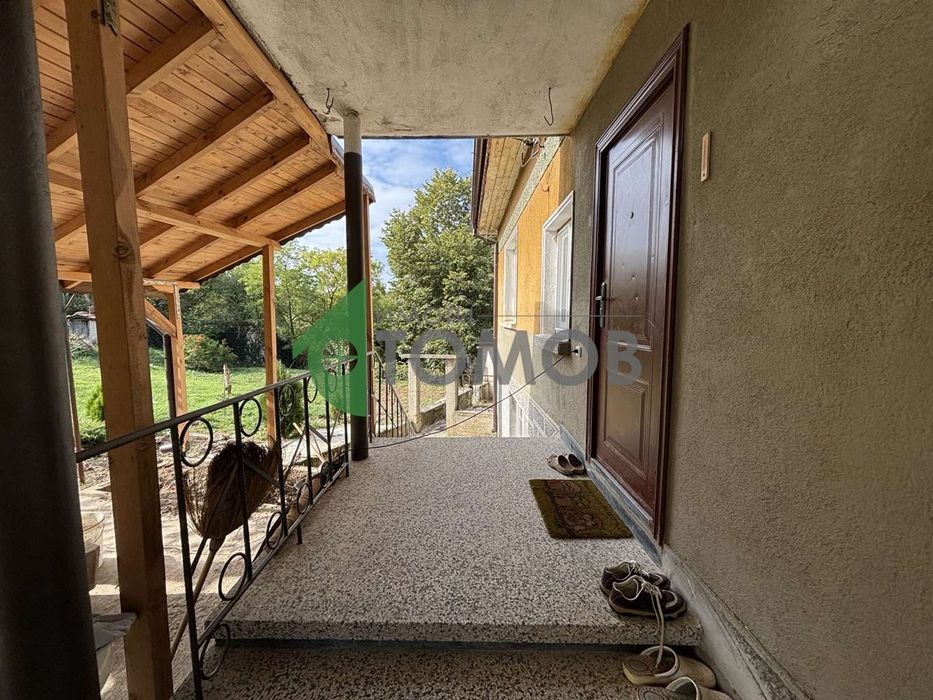 Двуетажна масивна къща в село Змейово