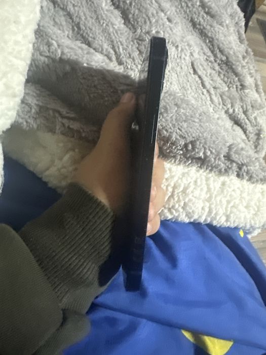 Vand iphone 13 simplu