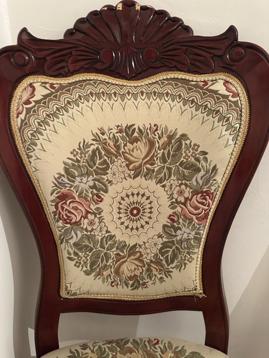 5 деревянных стулье в зал