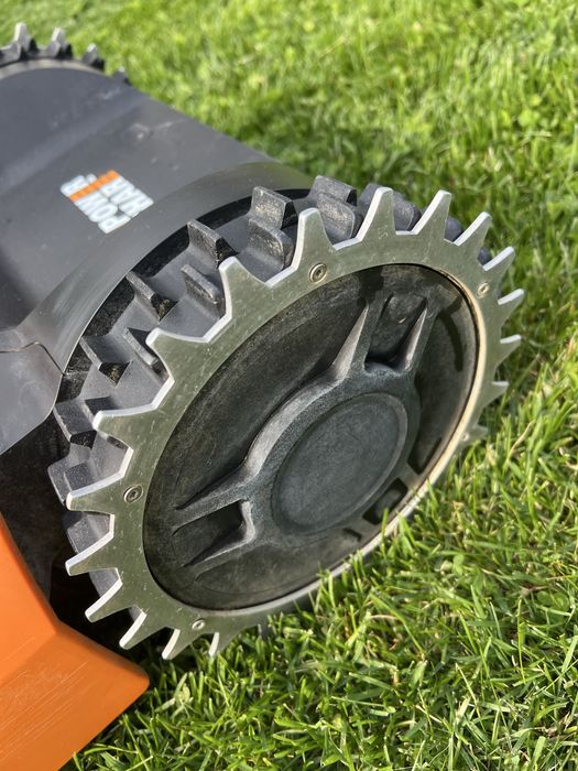 Robot pentru tuns gazon