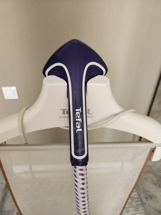 Продаю вертикальный отпариватель Tefal