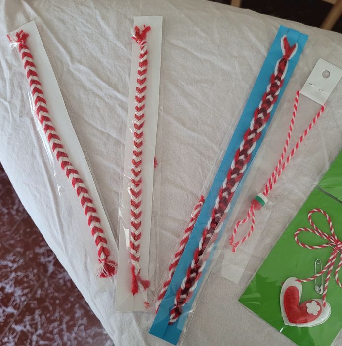 Мартеници на едро и дребно