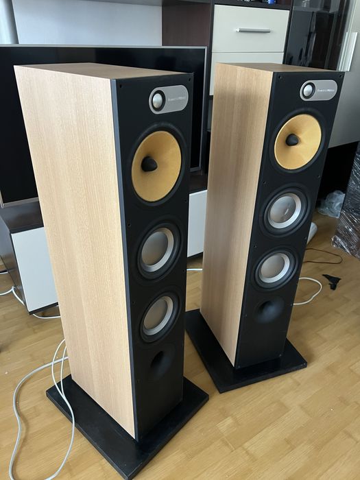 Boxe de podea Bowers &Wilkins B&W 683