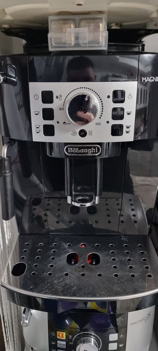 Vand aparate de cafea Delonghi