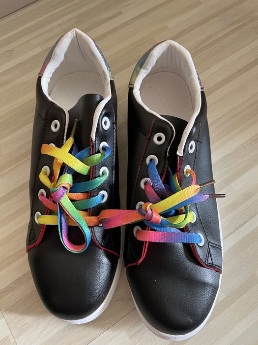 Дамски кецове с шарени връзки от еко кожа