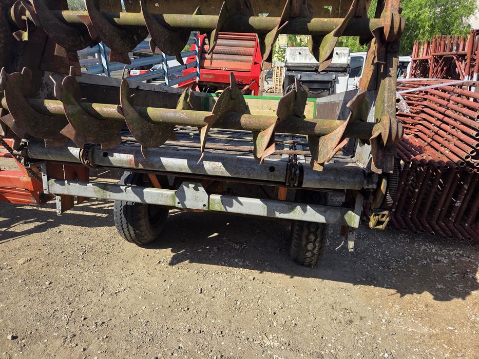 Remorca de împrăștiat gunoiul  Krone