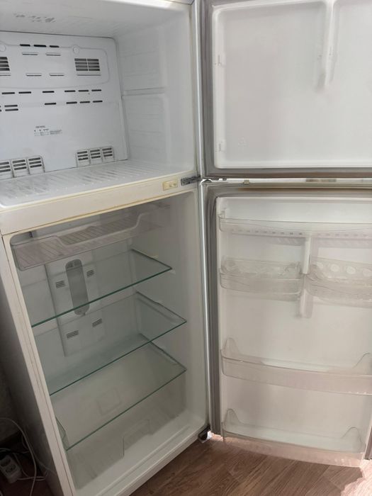 Продам холодильник самовывоз район цемпос работает