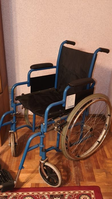 Scaun rulant/ Scaun cu rotine pentru persoane cu mobilitate redusă