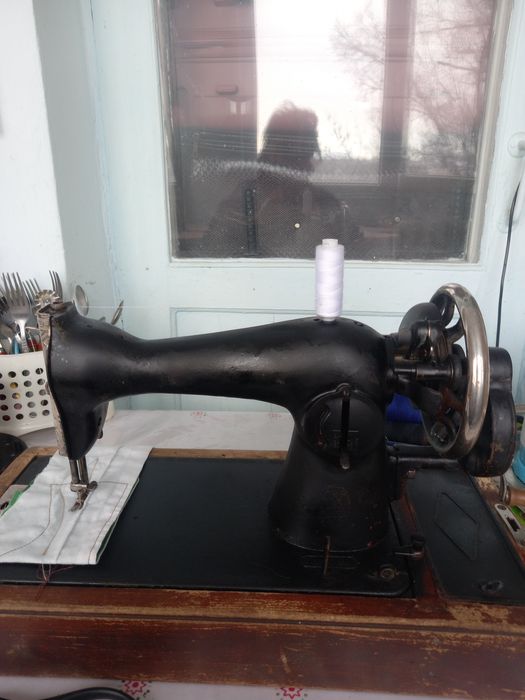 Продаю ручную швейную машинку. Отлично шьет