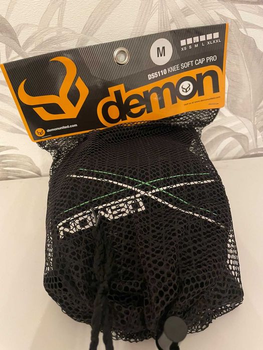 Genunchiere Demon, marime M