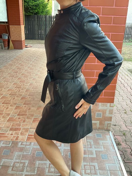 Trench piele, centura in talie, piesa timeless.