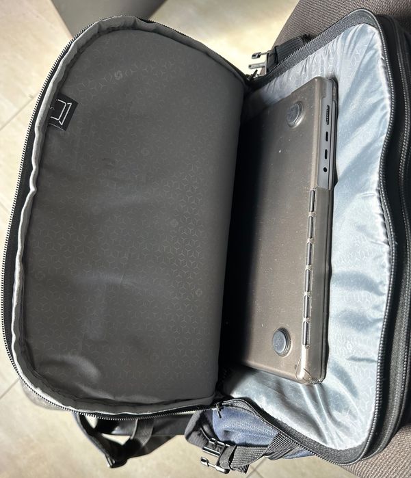 Vând Ghiozdan Laptop 17" Samsonite
