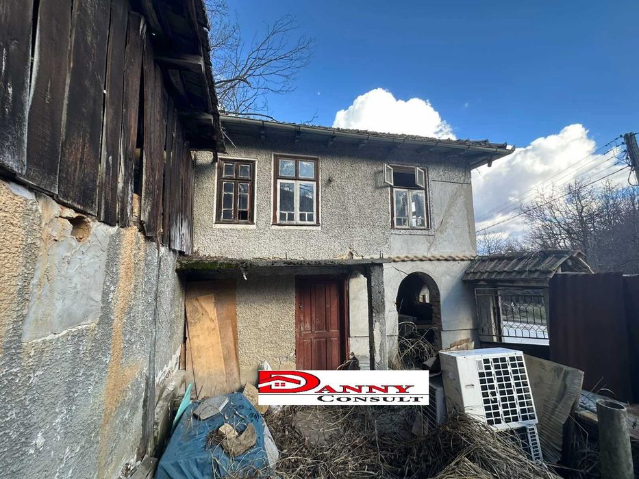 Стара къща с двор и гора в с. Орловци