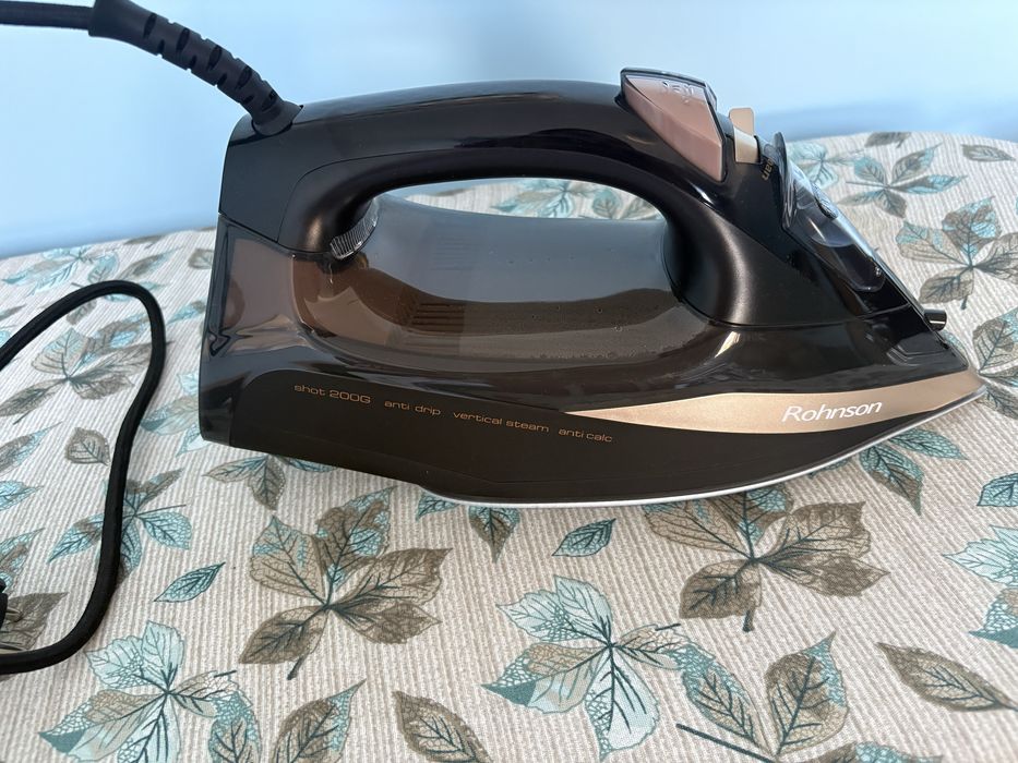 Парна ютия Rohnson R-397, 2800 W, Керамична плоча, Anti-calc, Anti-drip, 360° въртящ се кабел