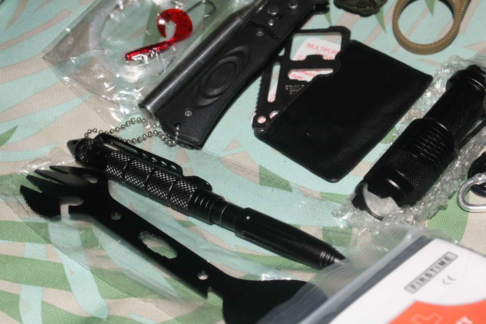 Комплект за оцеляване съставен от 27 части, два ножа, нов, SurvivalKit