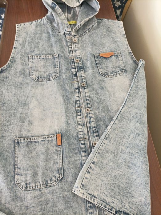 Джинсовая с капюшоном без рукава  немного высше колены размер 54-56